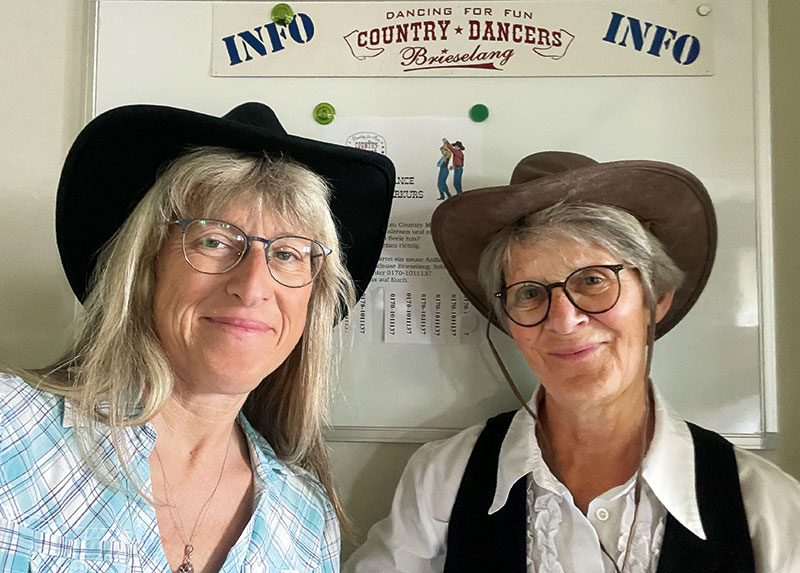 Foto von Elke Müller und Tanzlehrerin, Country Dancers Brieselang e.V., Brieselang