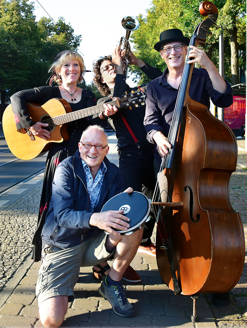 Foto von Sandra Neumann und <i>Bandleaderin „Frau Neumann & die Herrlichkeit“</i><br>Sebastian Lange und <i>Bandleader „Jomojo“</i>, Bands „Frau Neumann & die Herrlichkeit“ und „Jomojo“, Friedrichshagen