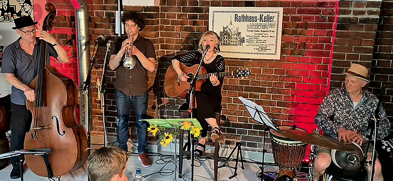 Foto von Sandra Neumann und <i>Bandleaderin „Frau Neumann & die Herrlichkeit“</i><br>Sebastian Lange und <i>Bandleader „Jomojo“</i>, Bands „Frau Neumann & die Herrlichkeit“ und „Jomojo“, Friedrichshagen