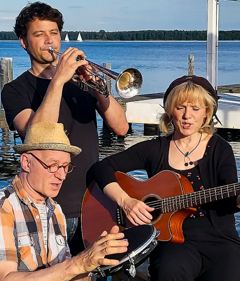 Foto von Sandra Neumann und <i>Bandleaderin „Frau Neumann & die Herrlichkeit“</i><br>Sebastian Lange und <i>Bandleader „Jomojo“</i>, Bands „Frau Neumann & die Herrlichkeit“ und „Jomojo“, Friedrichshagen