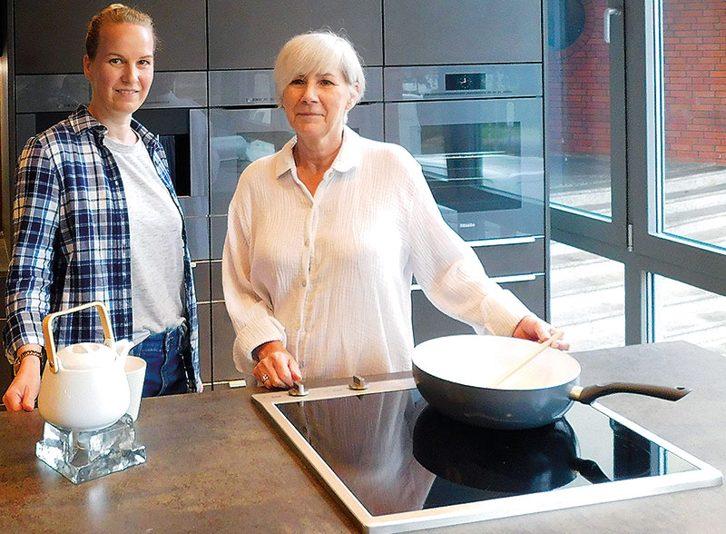 Foto von Gabriela Witt und Jessica Großkurth von der Firma SOLID Exklusiv Küchen GmbH & Co. KG